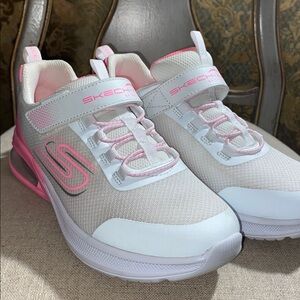 Like new, Sketchers size 4 Girl Sneakers, White & pink, athletic shoes, Velcro